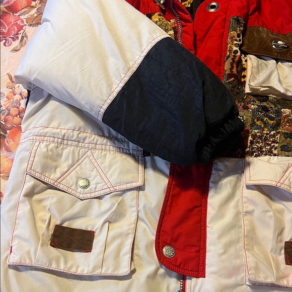 Stylish Red and White Women's Puffer Jacket - Picture 5 of 11